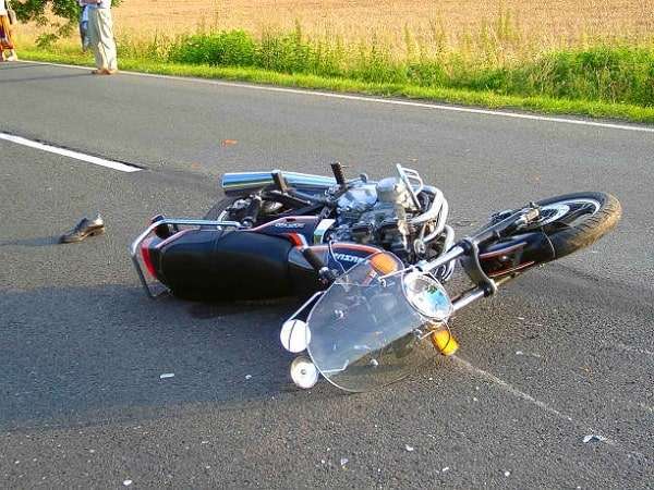 Moto accidentée en pleine milieu de la voie