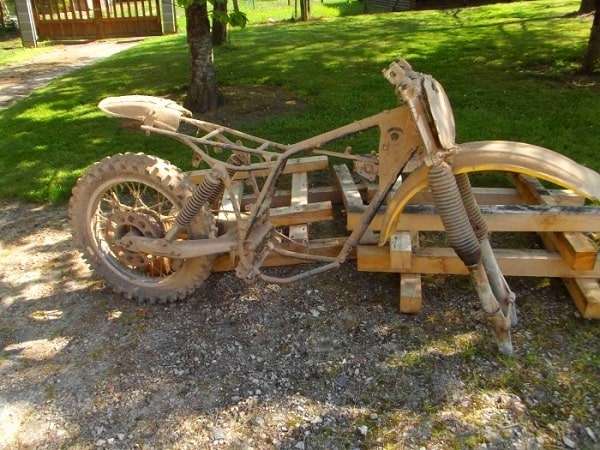 Épave de moto ancienne avec palette