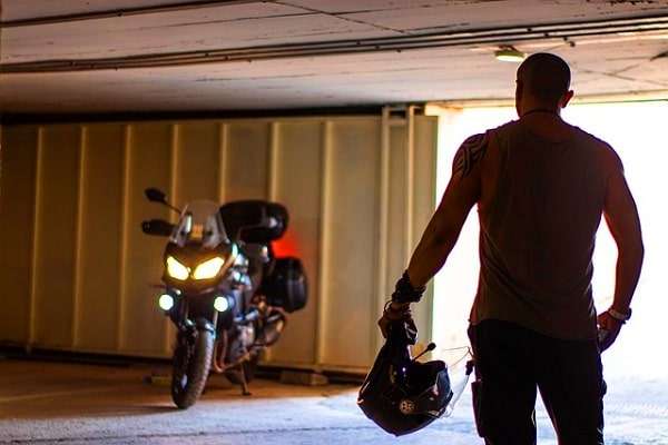 Bikes avec sa moto dans le garage
