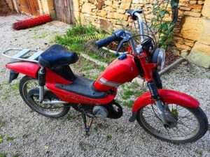 Moto ancienne dans la cour