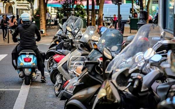Des motos à Paris