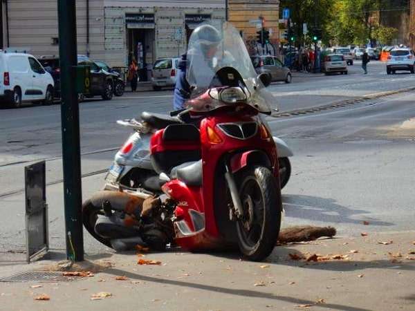 Scooter rouge en stationnement
