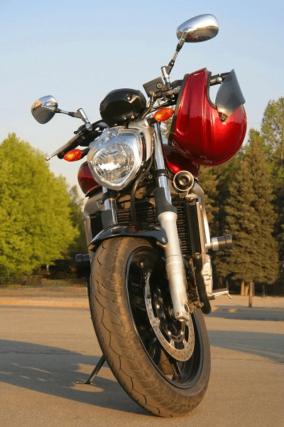 Moto rouge garée