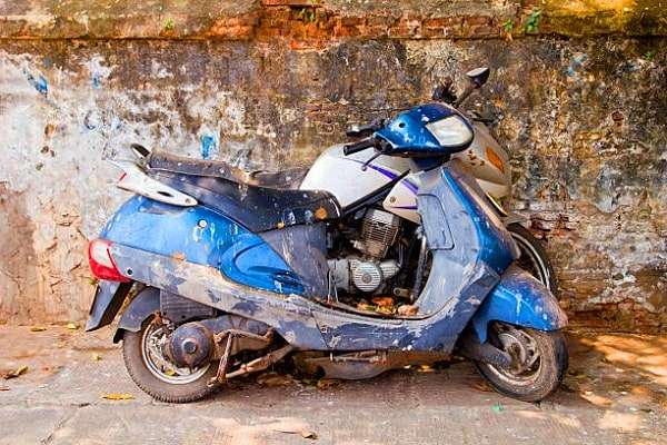 Vieux sale moto à l’abandon sur la rue