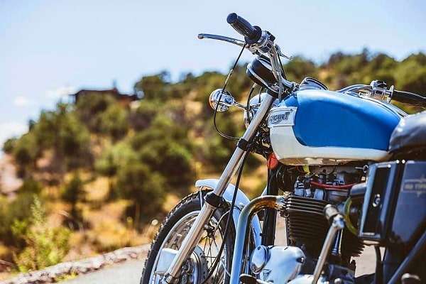 Moto vintage bleu garée