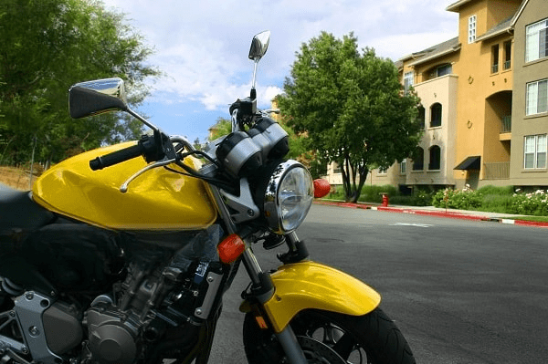 Moto jaune garée