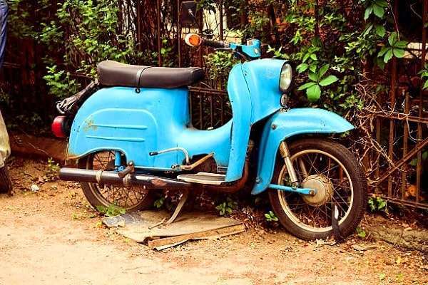 Épave scooter bleu