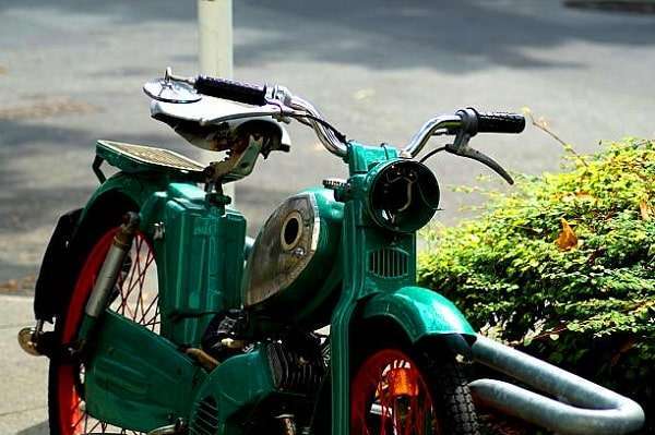 Moto vert garée