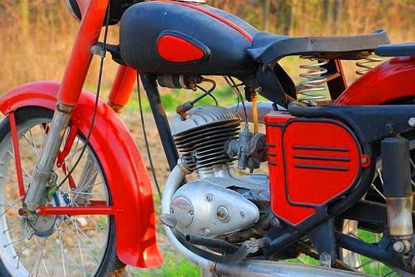 Moto vintage rouge