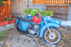 Épave moto ancienne bleu