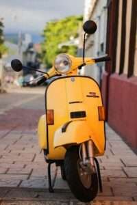 Scooter jaune garé