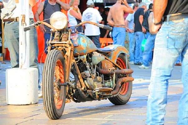 Épave ancienne de moto harley-davidson