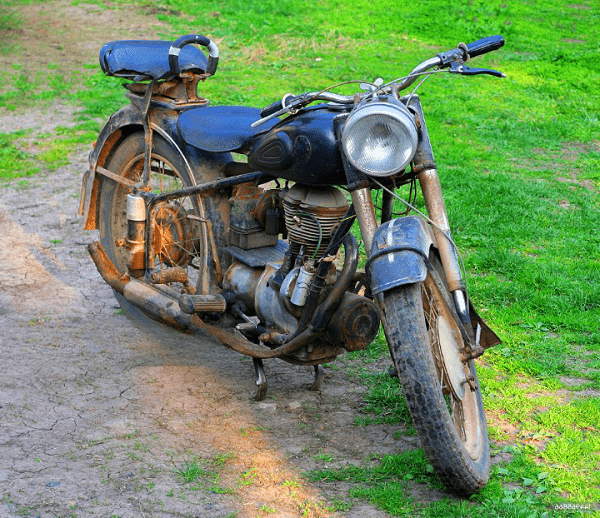 Épave moto ancien garée