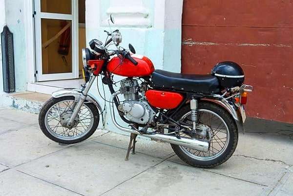 Moto vintage garée