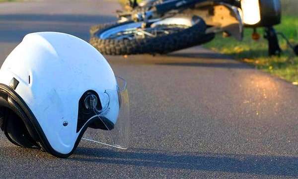 casque avec moto accidenté