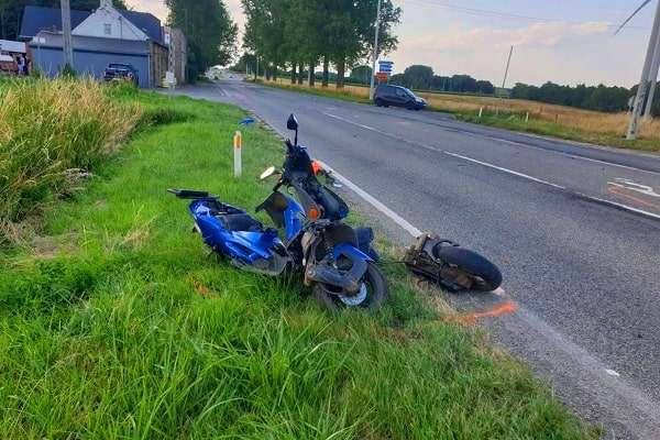 Épave de scooter accidenté au bord de la route