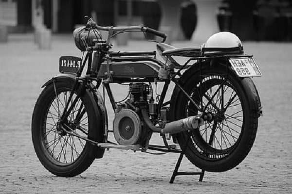 Moto vintage garée