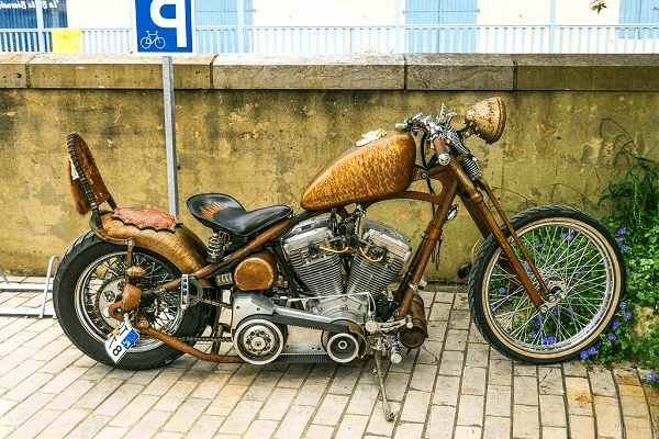 Épave moto ancien garée