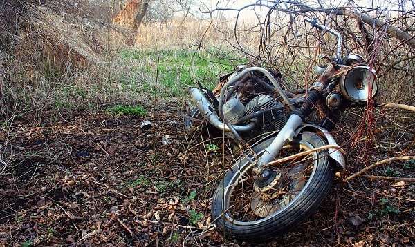 Épave de moto en ruine dans une foret
